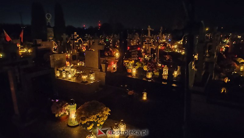 Cmentarz w Rzekuniu nocą [01.11.2021] - zdjęcie #5 - eOstroleka.pl