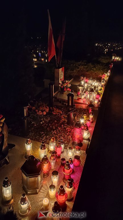 Cmentarz w Rzekuniu nocą [01.11.2021] - zdjęcie #6 - eOstroleka.pl
