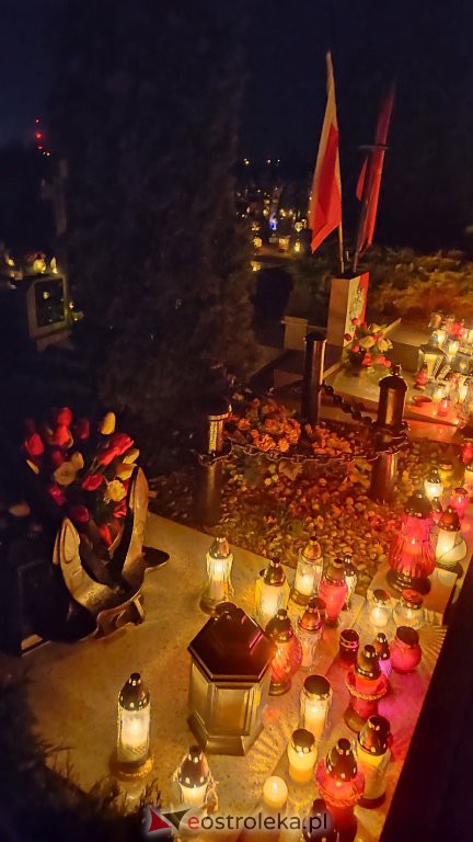 Cmentarz w Rzekuniu nocą [01.11.2021] - zdjęcie #7 - eOstroleka.pl