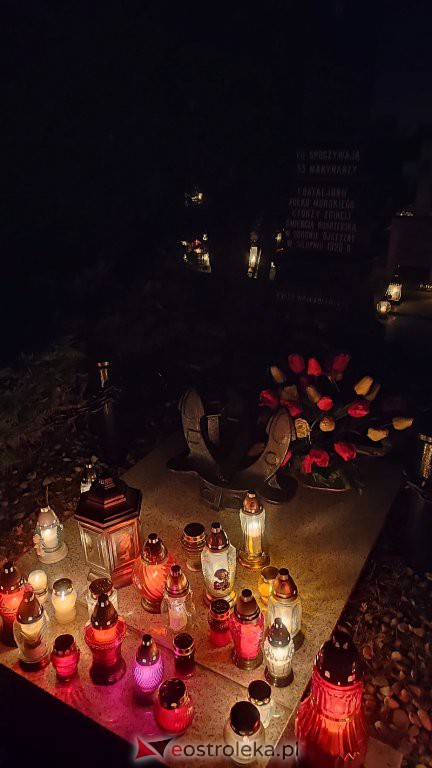 Cmentarz w Rzekuniu nocą [01.11.2021] - zdjęcie #8 - eOstroleka.pl