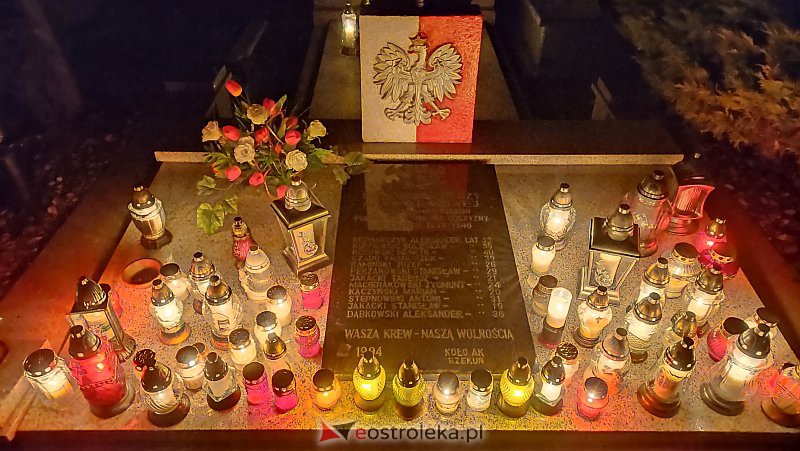 Cmentarz w Rzekuniu nocą [01.11.2021] - zdjęcie #9 - eOstroleka.pl