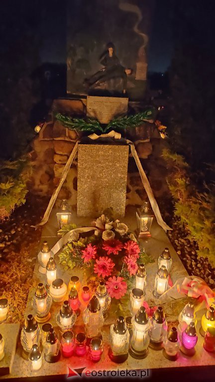 Cmentarz w Rzekuniu nocą [01.11.2021] - zdjęcie #12 - eOstroleka.pl