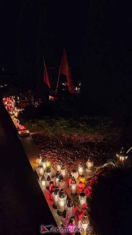 Cmentarz w Rzekuniu nocą [01.11.2021] - zdjęcie #13 - eOstroleka.pl