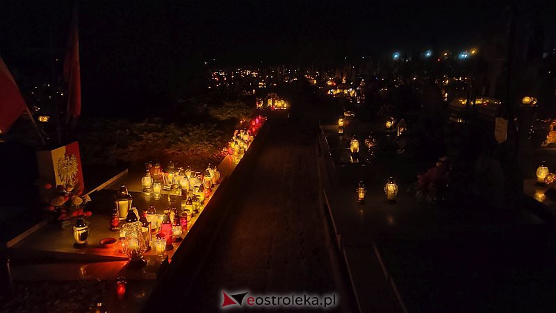 Cmentarz w Rzekuniu nocą [01.11.2021] - zdjęcie #15 - eOstroleka.pl