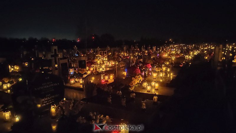 Cmentarz w Rzekuniu nocą [01.11.2021] - zdjęcie #16 - eOstroleka.pl