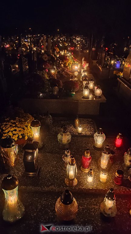 Cmentarz w Rzekuniu nocą [01.11.2021] - zdjęcie #17 - eOstroleka.pl