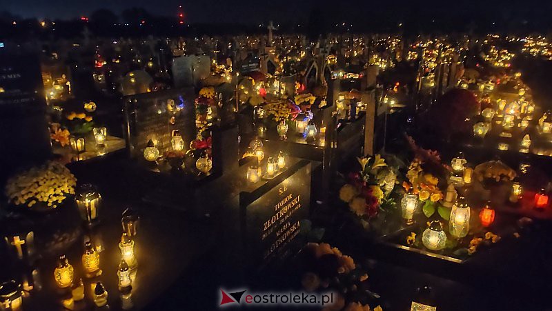 Cmentarz w Rzekuniu nocą [01.11.2021] - zdjęcie #18 - eOstroleka.pl