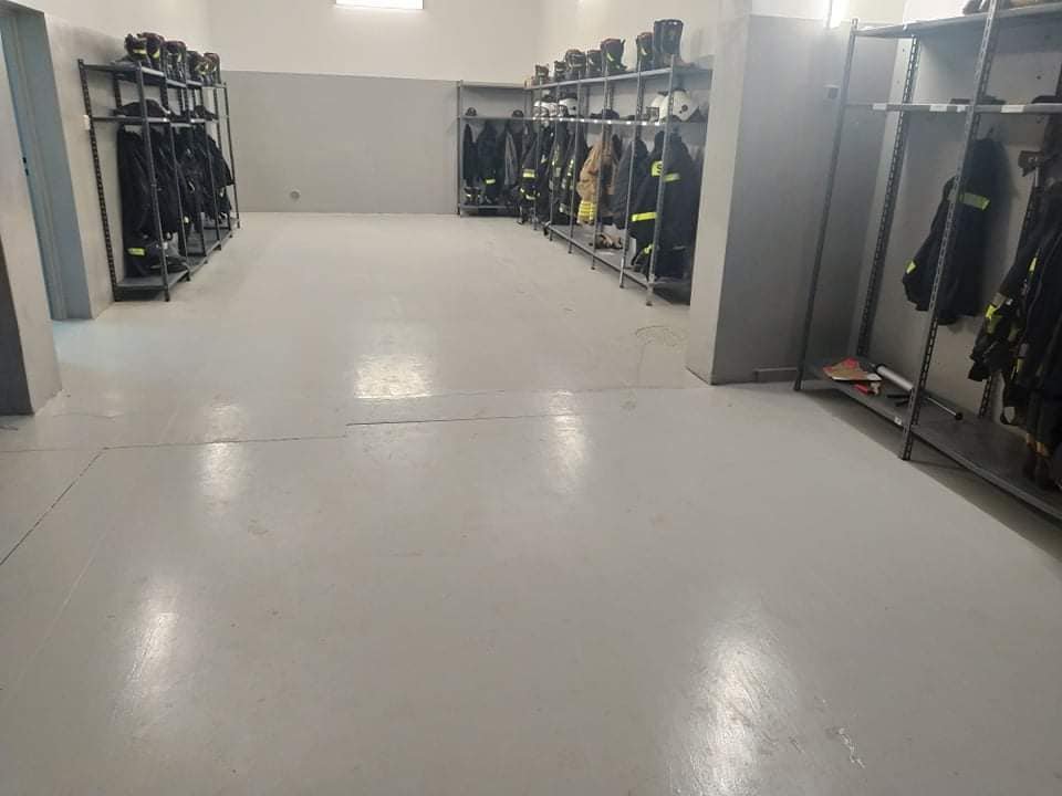 Garaż oraz pomieszczenia magazynowe w budynku Ochotniczej Straży Pożarnej w Rzekuniu po remncie - zdjęcie #1 - eOstroleka.pl