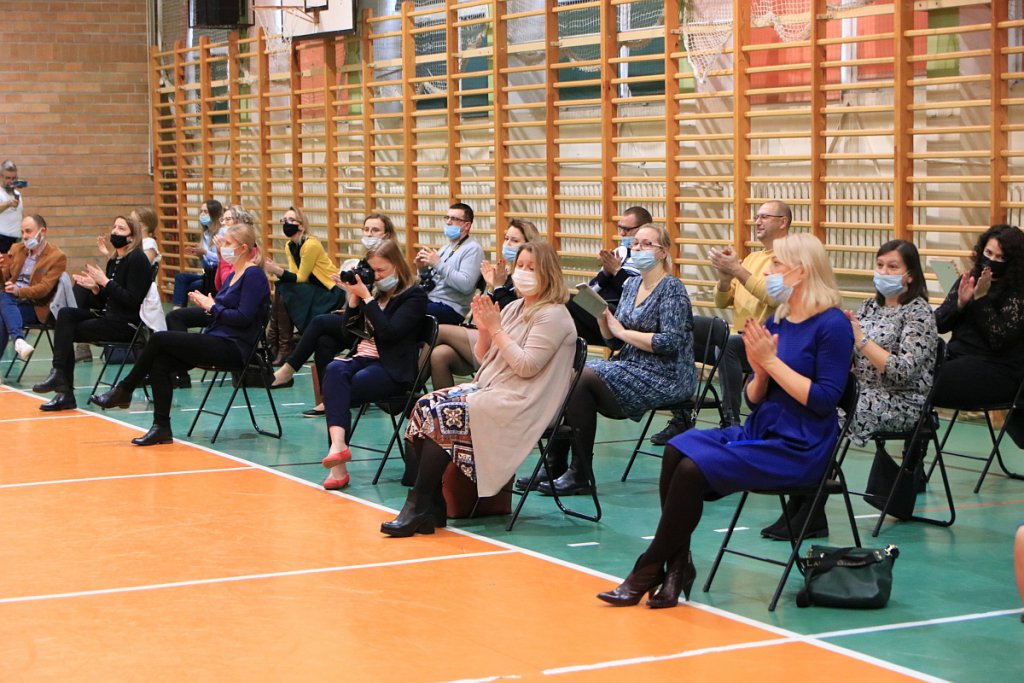 Pasowanie na ucznia w Szkole Podstawowej nr 5 im. Zofii Niedziałkowskiej w Ostrołęce [03.11.2021] - zdjęcie #128 - eOstroleka.pl