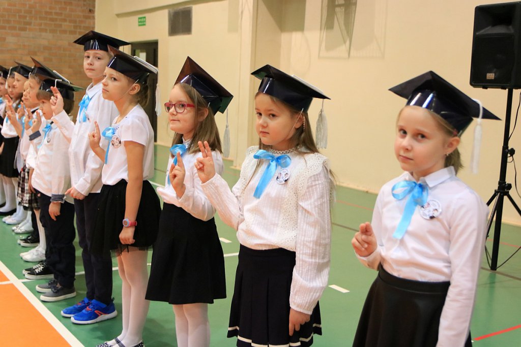 Pasowanie na ucznia w Szkole Podstawowej nr 5 im. Zofii Niedziałkowskiej w Ostrołęce [03.11.2021] - zdjęcie #91 - eOstroleka.pl