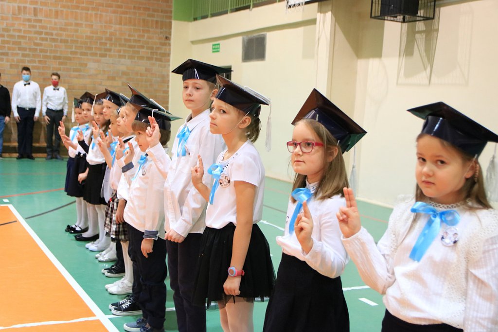 Pasowanie na ucznia w Szkole Podstawowej nr 5 im. Zofii Niedziałkowskiej w Ostrołęce [03.11.2021] - zdjęcie #90 - eOstroleka.pl