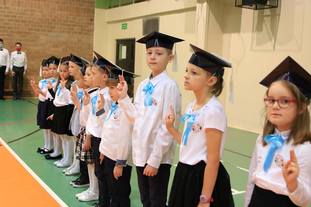 Pasowanie na ucznia w Szkole Podstawowej nr 5 im. Zofii Niedziałkowskiej w Ostrołęce [03.11.2021] - zdjęcie #89 - eOstroleka.pl