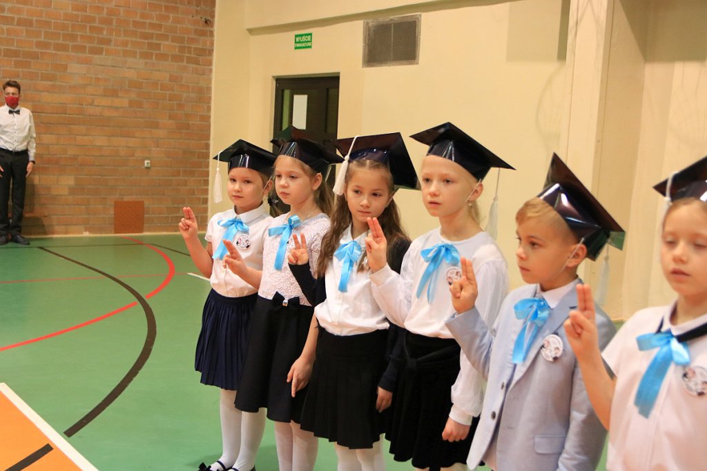 Pasowanie na ucznia w Szkole Podstawowej nr 5 im. Zofii Niedziałkowskiej w Ostrołęce [03.11.2021] - zdjęcie #83 - eOstroleka.pl