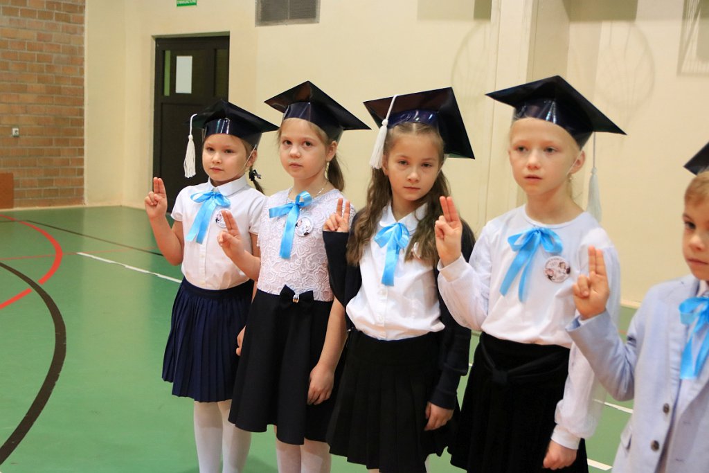 Pasowanie na ucznia w Szkole Podstawowej nr 5 im. Zofii Niedziałkowskiej w Ostrołęce [03.11.2021] - zdjęcie #86 - eOstroleka.pl