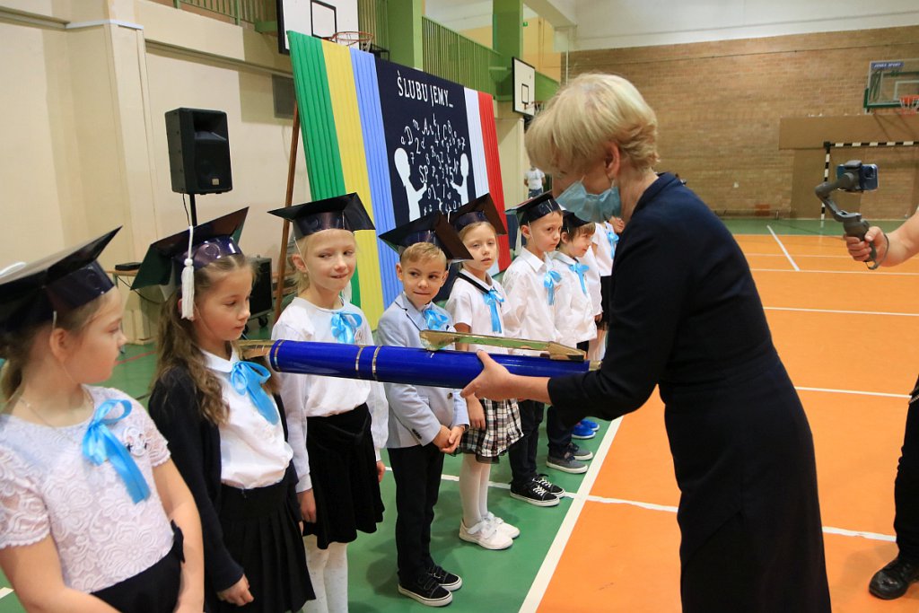 Pasowanie na ucznia w Szkole Podstawowej nr 5 im. Zofii Niedziałkowskiej w Ostrołęce [03.11.2021] - zdjęcie #78 - eOstroleka.pl