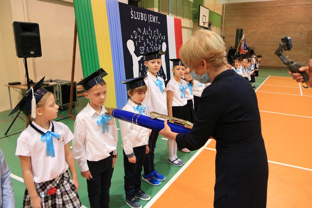 Pasowanie na ucznia w Szkole Podstawowej nr 5 im. Zofii Niedziałkowskiej w Ostrołęce [03.11.2021] - zdjęcie #70 - eOstroleka.pl