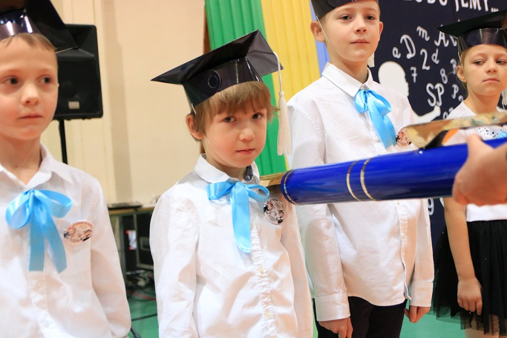 Pasowanie na ucznia w Szkole Podstawowej nr 5 im. Zofii Niedziałkowskiej w Ostrołęce [03.11.2021] - zdjęcie #67 - eOstroleka.pl