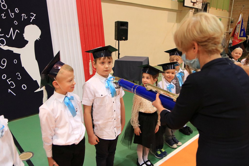 Pasowanie na ucznia w Szkole Podstawowej nr 5 im. Zofii Niedziałkowskiej w Ostrołęce [03.11.2021] - zdjęcie #38 - eOstroleka.pl