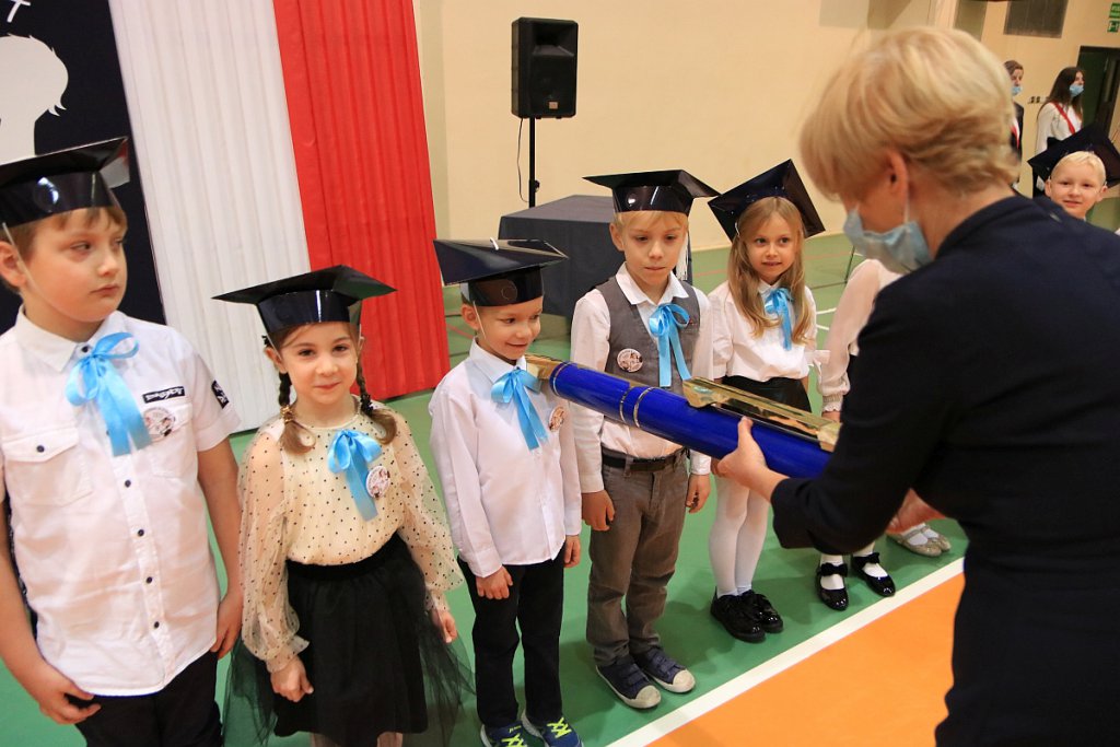 Pasowanie na ucznia w Szkole Podstawowej nr 5 im. Zofii Niedziałkowskiej w Ostrołęce [03.11.2021] - zdjęcie #30 - eOstroleka.pl