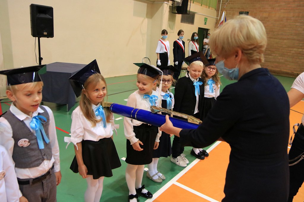 Pasowanie na ucznia w Szkole Podstawowej nr 5 im. Zofii Niedziałkowskiej w Ostrołęce [03.11.2021] - zdjęcie #18 - eOstroleka.pl