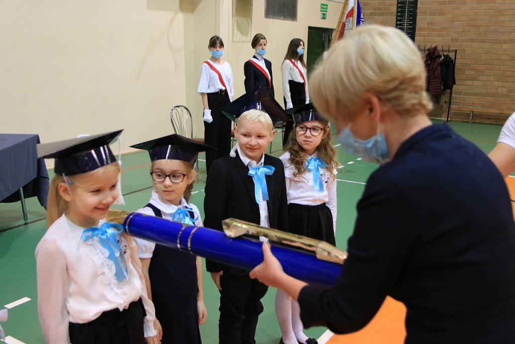 Pasowanie na ucznia w Szkole Podstawowej nr 5 im. Zofii Niedziałkowskiej w Ostrołęce [03.11.2021] - zdjęcie #55 - eOstroleka.pl