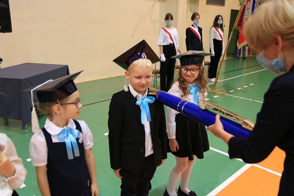 Pasowanie na ucznia w Szkole Podstawowej nr 5 im. Zofii Niedziałkowskiej w Ostrołęce [03.11.2021] - zdjęcie #47 - eOstroleka.pl