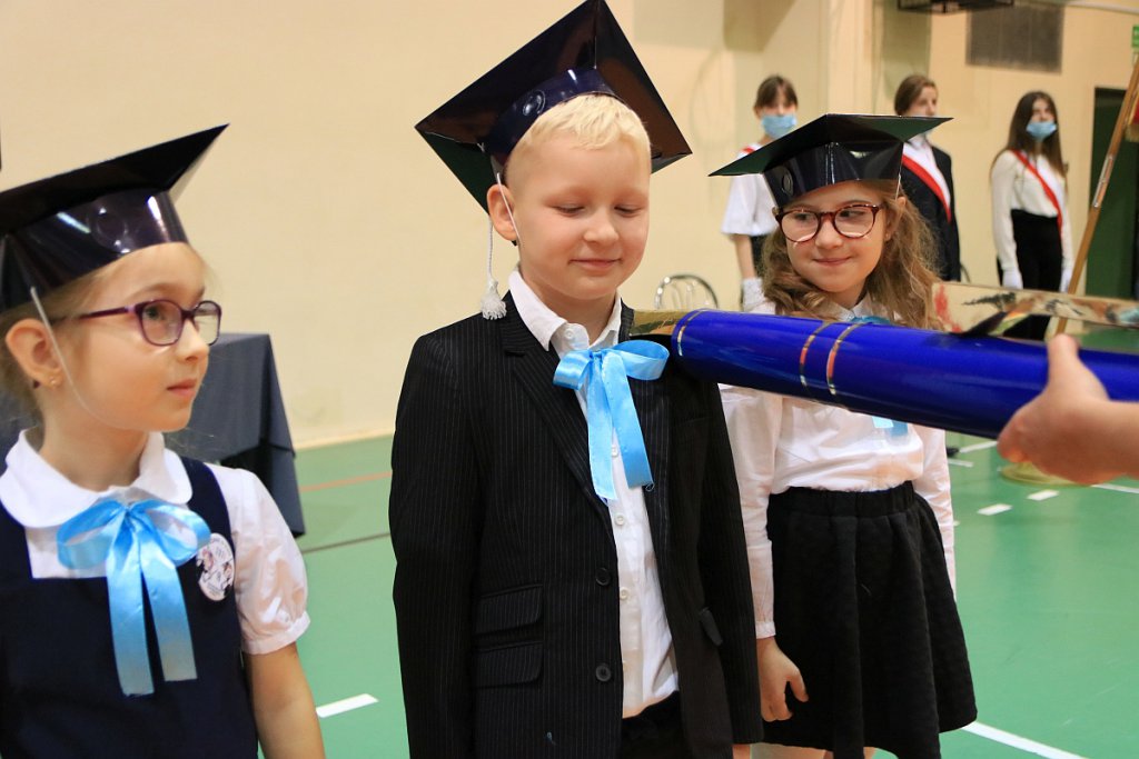 Pasowanie na ucznia w Szkole Podstawowej nr 5 im. Zofii Niedziałkowskiej w Ostrołęce [03.11.2021] - zdjęcie #43 - eOstroleka.pl
