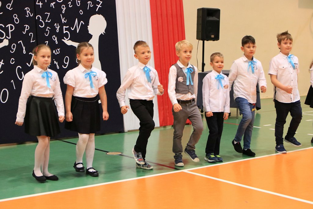 Pasowanie na ucznia w Szkole Podstawowej nr 5 im. Zofii Niedziałkowskiej w Ostrołęce [03.11.2021] - zdjęcie #19 - eOstroleka.pl