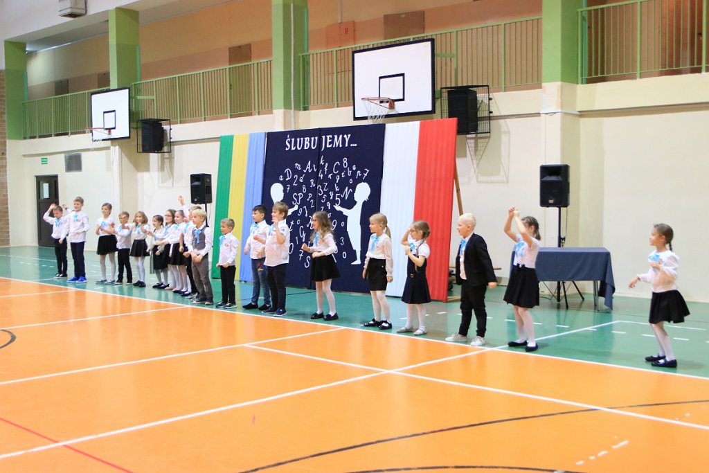 Pasowanie na ucznia w Szkole Podstawowej nr 5 im. Zofii Niedziałkowskiej w Ostrołęce [03.11.2021] - zdjęcie #7 - eOstroleka.pl