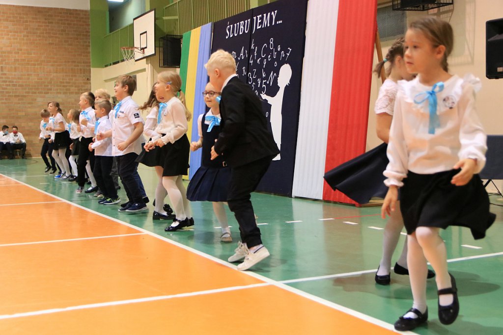 Pasowanie na ucznia w Szkole Podstawowej nr 5 im. Zofii Niedziałkowskiej w Ostrołęce [03.11.2021] - zdjęcie #5 - eOstroleka.pl