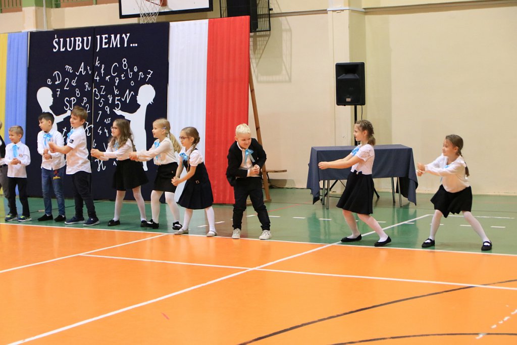 Pasowanie na ucznia w Szkole Podstawowej nr 5 im. Zofii Niedziałkowskiej w Ostrołęce [03.11.2021] - zdjęcie #2 - eOstroleka.pl
