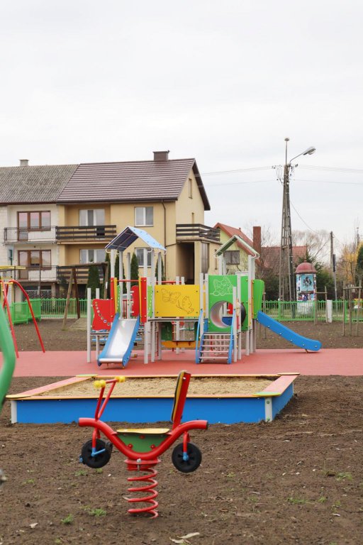 Plac zabaw na osiedlu Leśne w nowej odsłonie [04.11.2021] - zdjęcie #12 - eOstroleka.pl