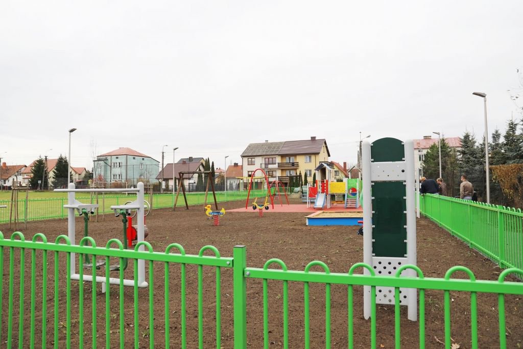 Plac zabaw na osiedlu Leśne w nowej odsłonie [04.11.2021] - zdjęcie #10 - eOstroleka.pl