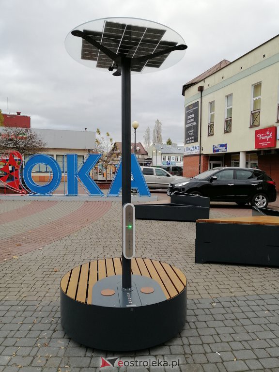 Ławka z głośnikiem bluetooth i ładowarkami do smartfonów stanęła przy napisie I ❤️ OKA [05.11.2021] - zdjęcie #4 - eOstroleka.pl