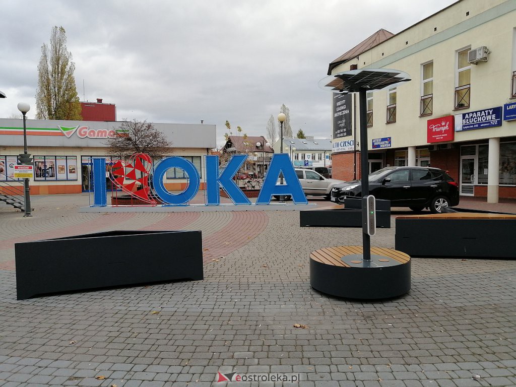 Ławka z głośnikiem bluetooth i ładowarkami do smartfonów stanęła przy napisie I ❤️ OKA [05.11.2021] - zdjęcie #7 - eOstroleka.pl