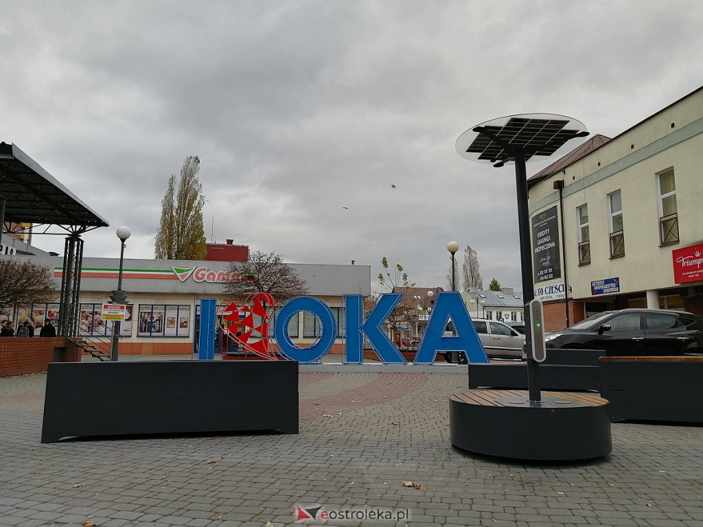 Ławka z głośnikiem bluetooth i ładowarkami do smartfonów stanęła przy napisie I ❤️ OKA [05.11.2021] - zdjęcie #8 - eOstroleka.pl