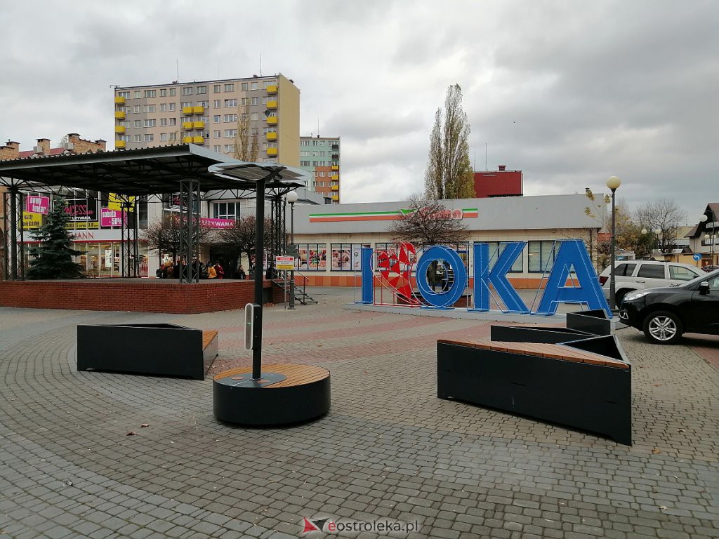 Ławka z głośnikiem bluetooth i ładowarkami do smartfonów stanęła przy napisie I ❤️ OKA [05.11.2021] - zdjęcie #11 - eOstroleka.pl