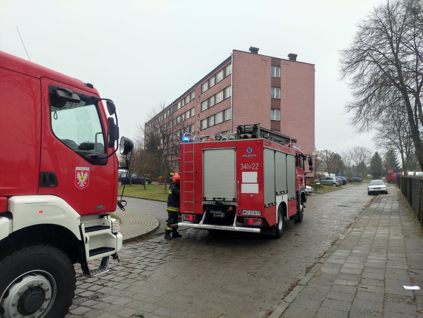 Zadymienie w bloku przy Witosa. Strażacy wyważali drzwi do jednego z mieszkań [08.11.2021] - zdjęcie #1 - eOstroleka.pl