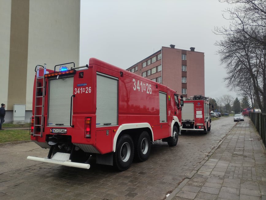 Zadymienie w bloku przy Witosa. Strażacy wyważali drzwi do jednego z mieszkań [08.11.2021] - zdjęcie #2 - eOstroleka.pl