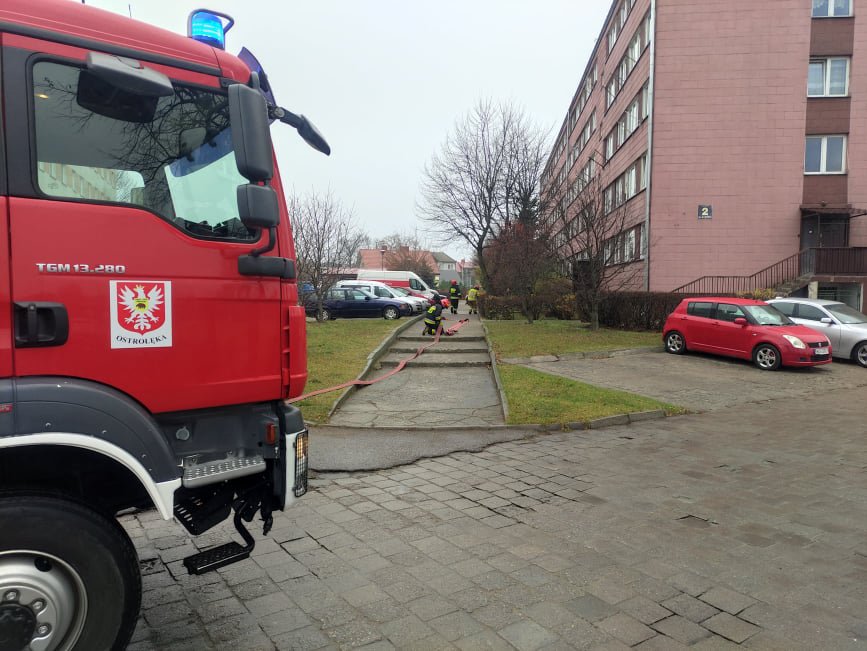 Zadymienie w bloku przy Witosa. Strażacy wyważali drzwi do jednego z mieszkań [08.11.2021] - zdjęcie #3 - eOstroleka.pl