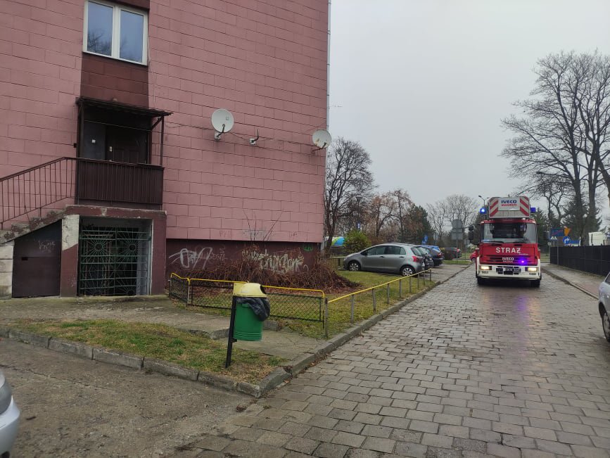Zadymienie w bloku przy Witosa. Strażacy wyważali drzwi do jednego z mieszkań [08.11.2021] - zdjęcie #4 - eOstroleka.pl