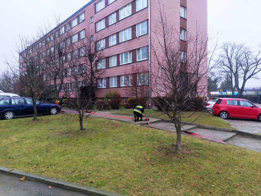Zadymienie w bloku przy Witosa. Strażacy wyważali drzwi do jednego z mieszkań [08.11.2021] - zdjęcie #5 - eOstroleka.pl