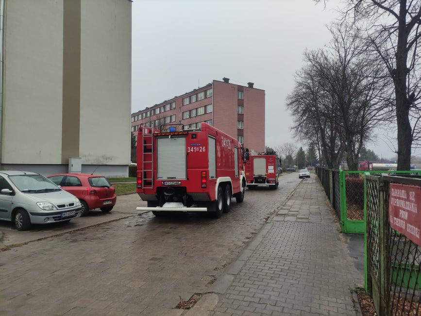 Zadymienie w bloku przy Witosa. Strażacy wyważali drzwi do jednego z mieszkań [08.11.2021] - zdjęcie #6 - eOstroleka.pl