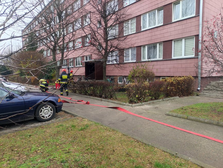 Zadymienie w bloku przy Witosa. Strażacy wyważali drzwi do jednego z mieszkań [08.11.2021] - zdjęcie #7 - eOstroleka.pl