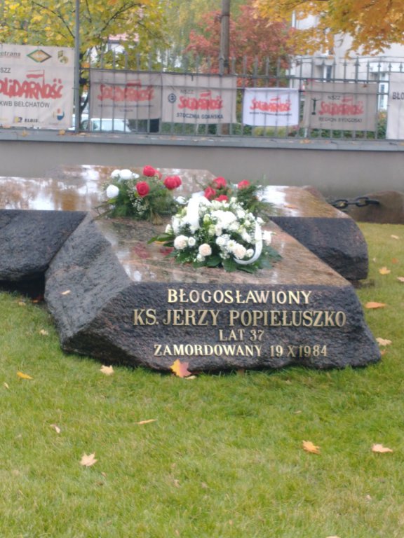 Uczniowie ze szkoły w Wachu uczcili pamięć ks. Jerzego Popiełuszki [09.11.2021] - zdjęcie #1 - eOstroleka.pl