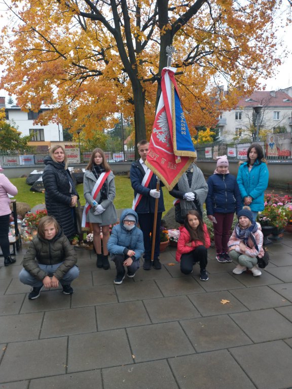 Uczniowie ze szkoły w Wachu uczcili pamięć ks. Jerzego Popiełuszki [09.11.2021] - zdjęcie #2 - eOstroleka.pl