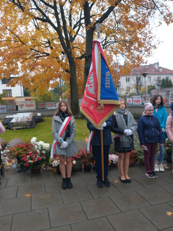 Uczniowie ze szkoły w Wachu uczcili pamięć ks. Jerzego Popiełuszki [09.11.2021] - zdjęcie #9 - eOstroleka.pl