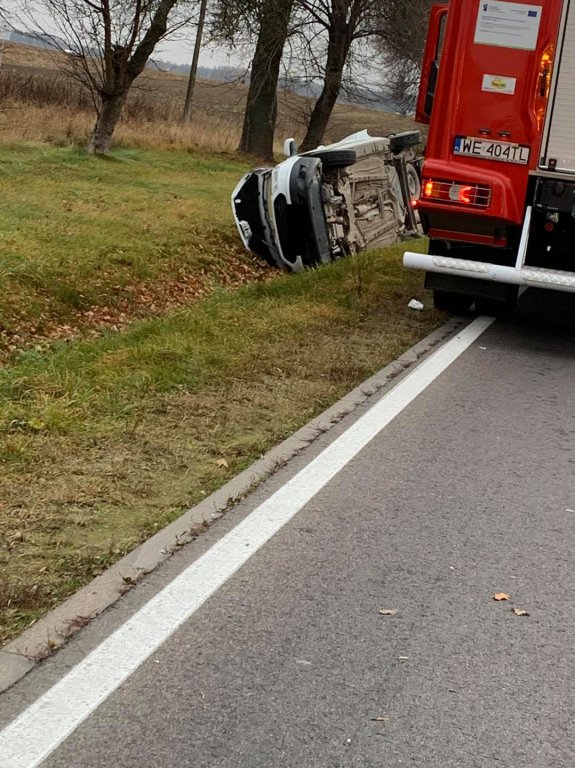 Poważny wypadek na DW-677. W akcji śmigłowiec LPR [09.11.2021] - zdjęcie #1 - eOstroleka.pl