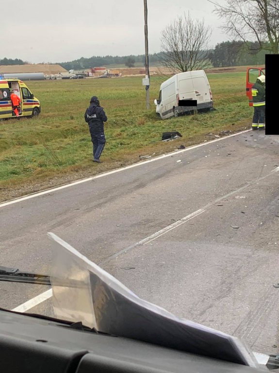Poważny wypadek na DW-677. W akcji śmigłowiec LPR [09.11.2021] - zdjęcie #2 - eOstroleka.pl