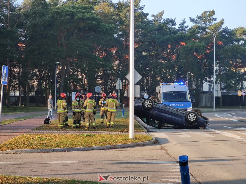 Uwaga kierowcy! Dachowanie osobówki w pobliżu komendy policji [10.11.2021] - zdjęcie #1 - eOstroleka.pl